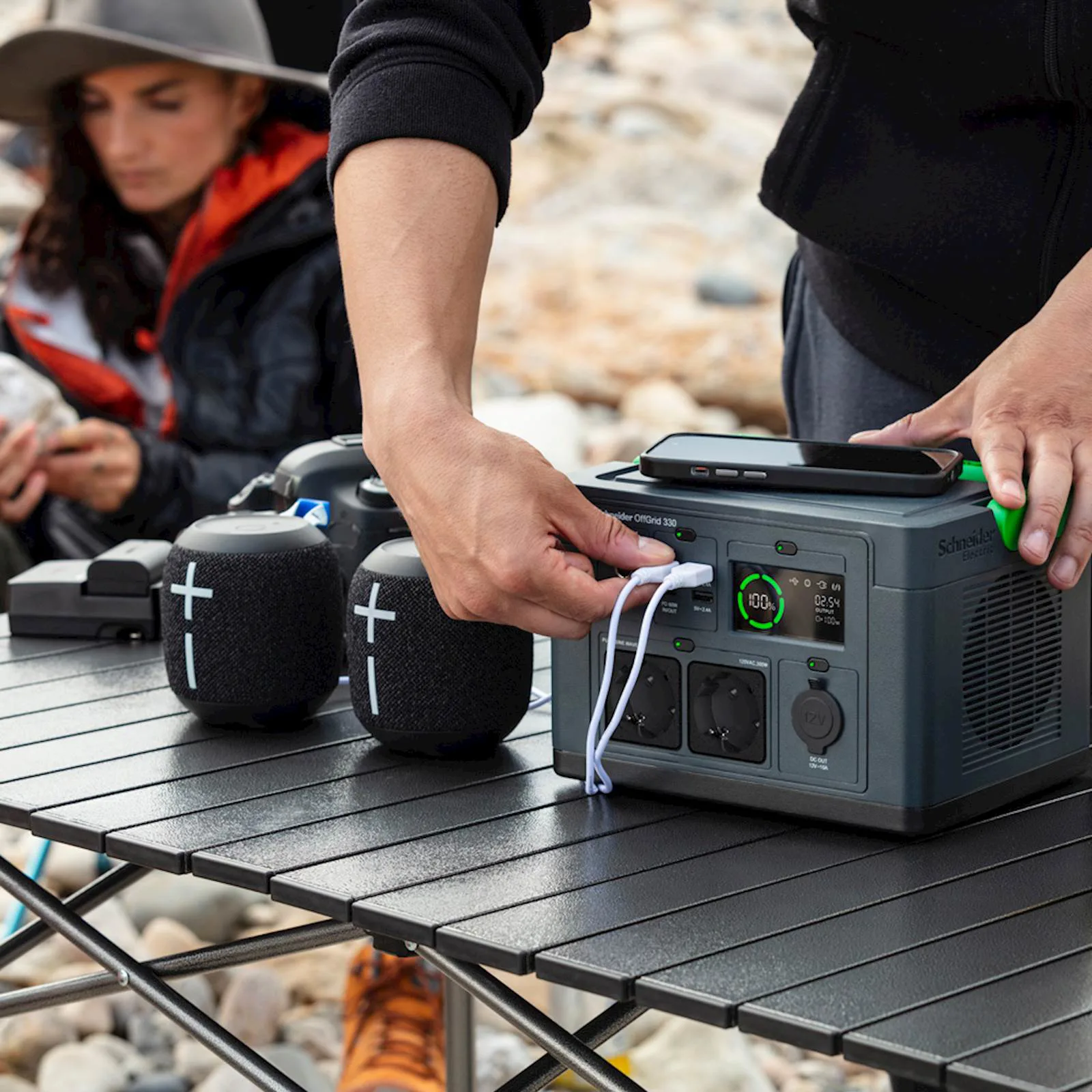 APC Portable Power Station 330, 230V, 332Wh Lithium-ion, LCD, 2 CEE 7/3 Schuko outlets, Sin - slika 5